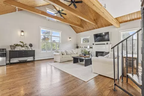 11 Crowley Rd, Burlington, MA 01803