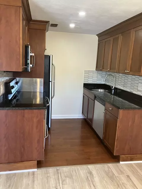 360 Neponset St #605, Canton, MA 02021