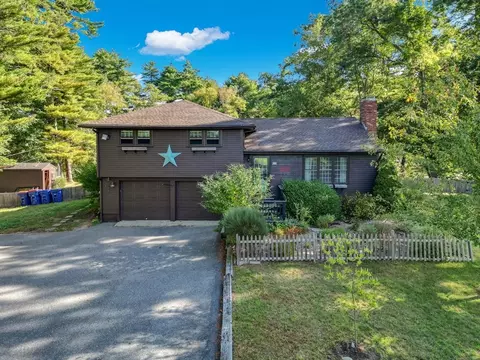86 Pine St, Rochester, MA 02770