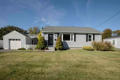 73 Bourne Rd, Swansea, MA 02777