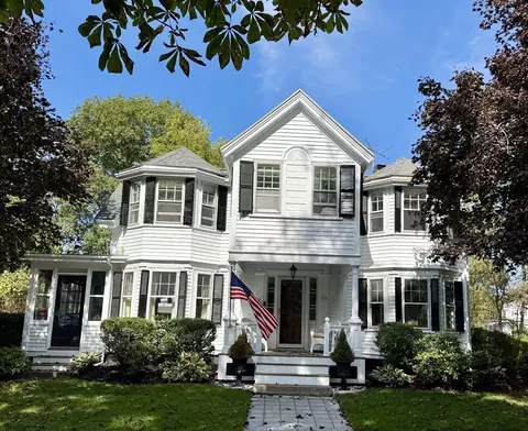 12 Vine St, Manchester, MA 01944