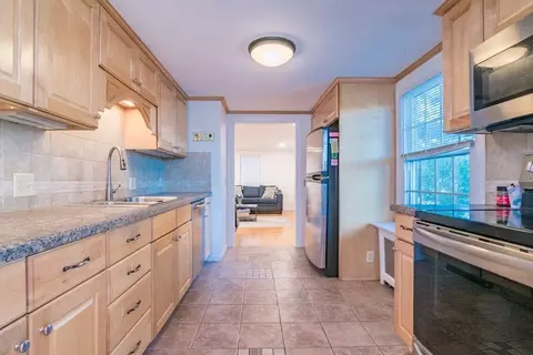 95 Benz St, Springfield, MA 01118 photo 8