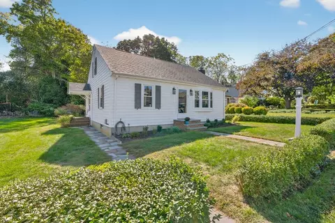 43 Grandview Ave, Fairhaven, MA 02719