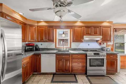 3 Stone Ct, Gloucester, MA 01930 photo 6