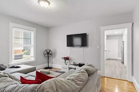 12 Windsor St, Worcester, MA 01605 photo 3