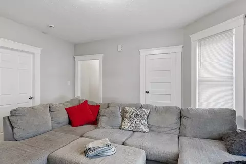 12 Windsor St, Worcester, MA 01605 photo 4