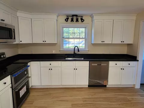 Kitchen - 236 Pondview Dr, Springfield, MA 01118 photo 4 of 5