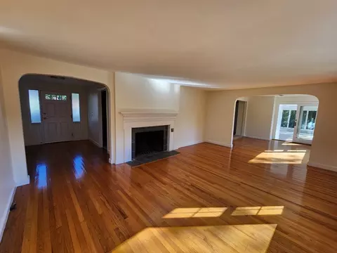 Living - 236 Pondview Dr, Springfield, MA 01118 photo 2 of 6