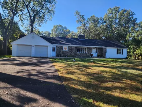 236 Pondview Dr, Springfield, MA 01118