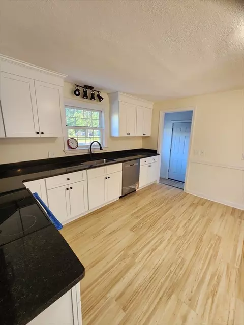 Kitchen - 236 Pondview Dr, Springfield, MA 01118 photo 1 of 5