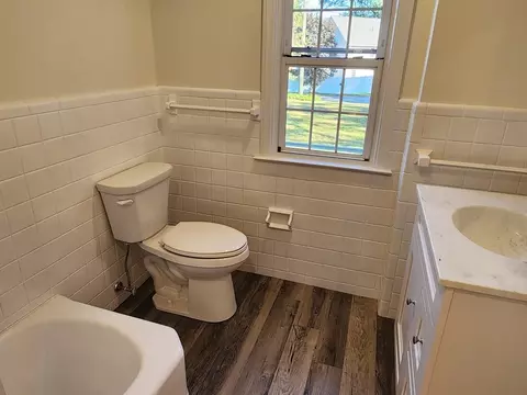 Bath - 236 Pondview Dr, Springfield, MA 01118 photo 1 of 2