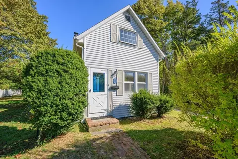 35 Old Barnstable Rd, Falmouth, MA 02536