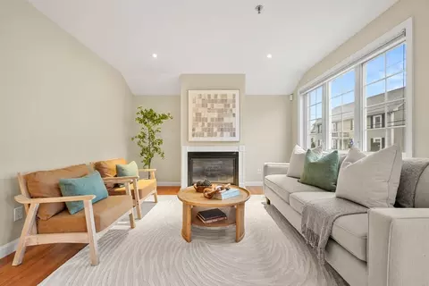 40 Myrtle St #9, Waltham, MA 02453