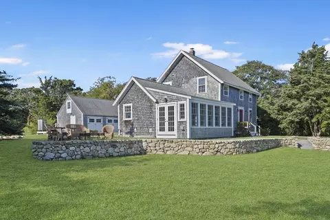 187 Lagoon Pond Rd, Vineyard Haven, MA 02568