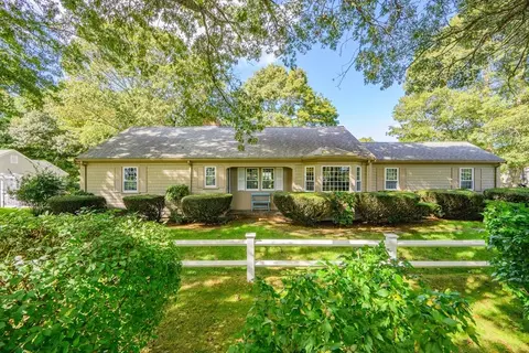 1 Country Club Dr, Yarmouth, MA 02664