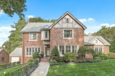 104 Woodchester Dr, Chestnut Hill, MA 02467