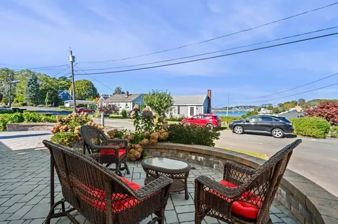 49 Thurston Point Rd, Gloucester, MA 01930 photo 2