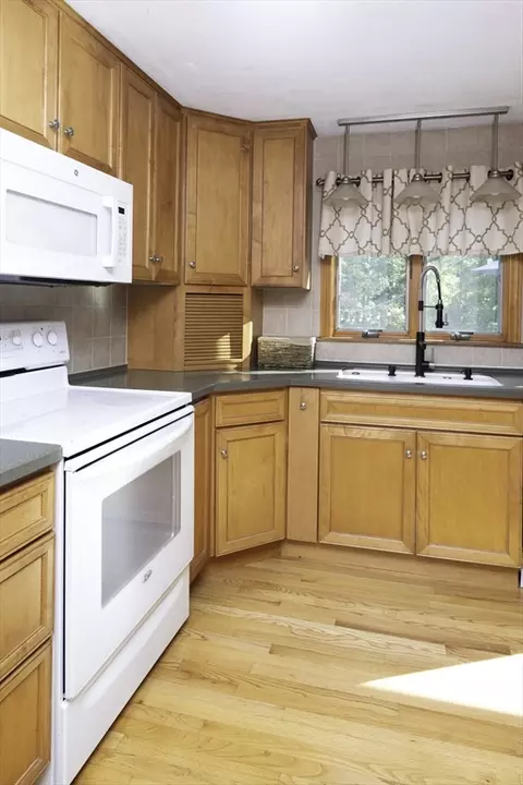 21 Laurel Ln, Raynham, MA 02767 photo 9