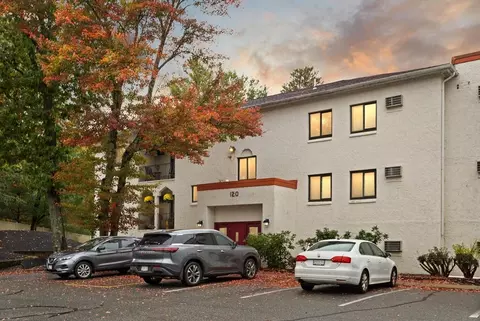 120 Fellsview Ter #124, Stoneham, MA 02180