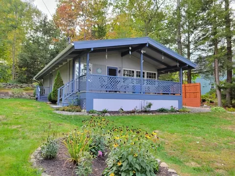 23 Iroquois Ave, Hubbardston, MA 01452