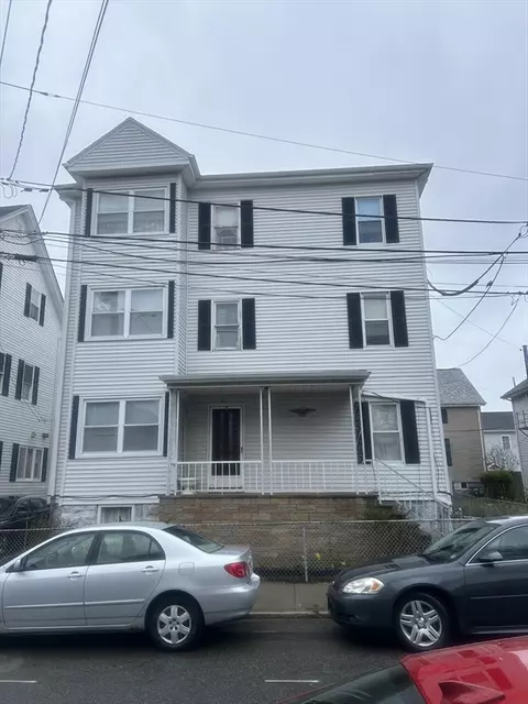82 Wellington St, Fall River, MA 02720