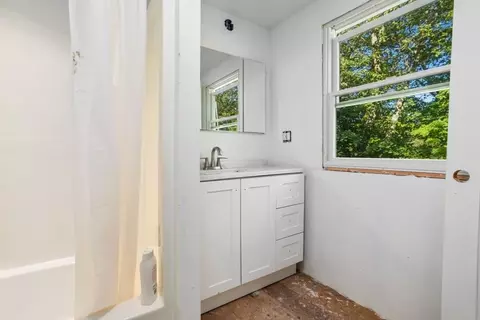 Bath - 25 Martin Rd, Reading, MA 01867 photo 2 of 4
