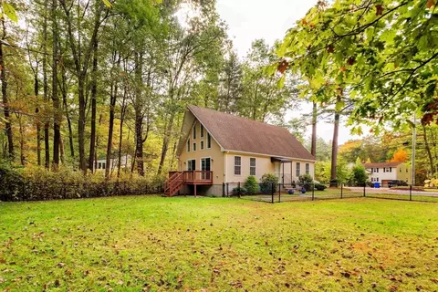 267 Carlisle Rd, Bedford, MA 01730