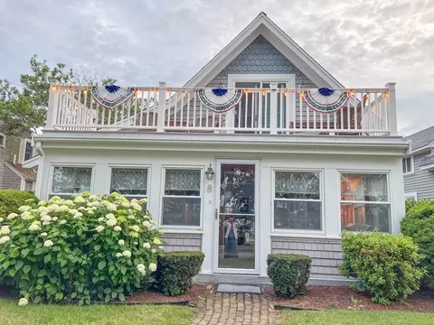 8 East Blvd, Buzzards Bay, MA 02532