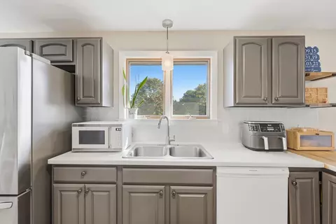 Kitchen - 20 Connolly St, Springfield, MA 01151 photo 4 of 6