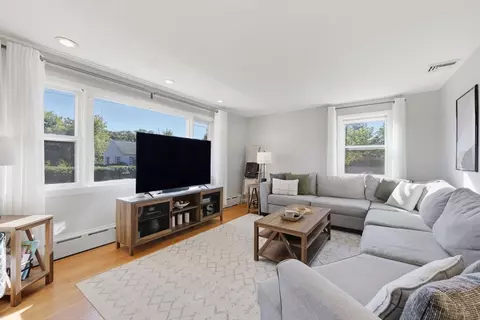 Living - 20 Connolly St, Springfield, MA 01151 photo 2 of 4