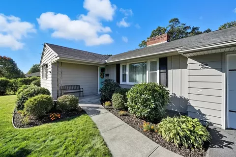 69 Fedak Dr, Chicopee, MA 01013