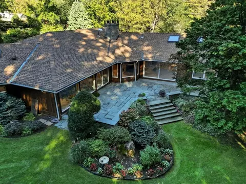 182 Crestview Cir, Longmeadow, MA 01106