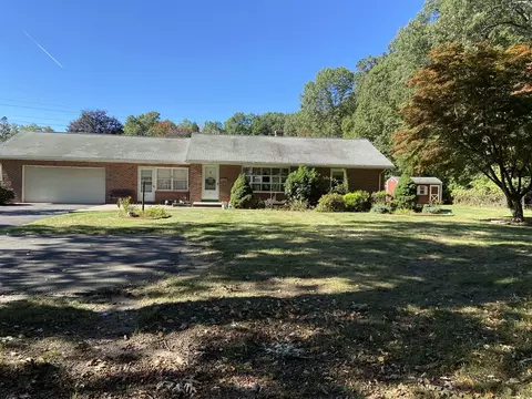 25 Hillcrest St, Agawam, MA 01001