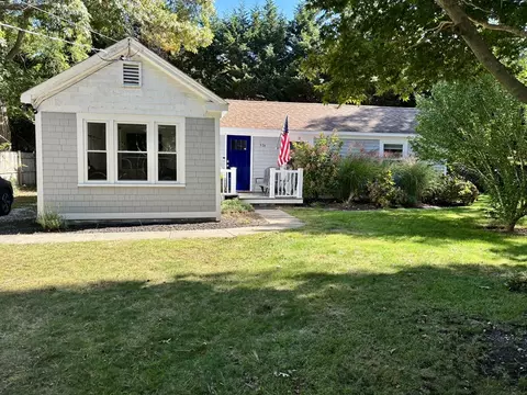 576 Strawberry Hill Rd, Centerville, MA 02632