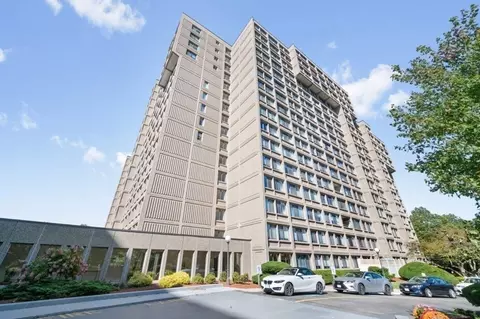250 Hammond Pond Pkwy #314N, Chestnut Hill, MA 02467