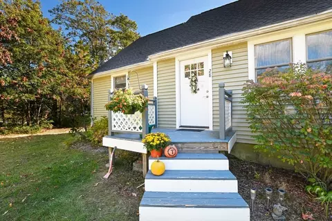 28 Plum Hollow Rd, Falmouth, MA 02536