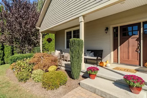 16 Rocky Hill Rd, Hadley, MA 01035