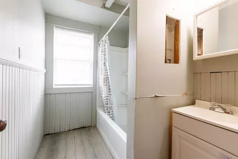 Bath - 10 Tower St, Worcester, MA 01606 photo 1 of 2