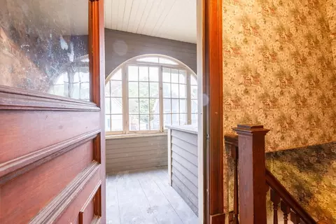 Entry Way - 10 Tower St, Worcester, MA 01606 photo 4 of 5