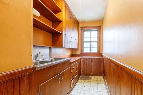 Entry Way - 10 Tower St, Worcester, MA 01606 photo 3 of 5