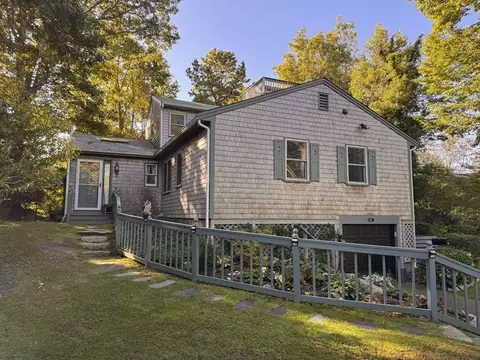 9 Strawberry Hill Rd, Falmouth, MA 02543