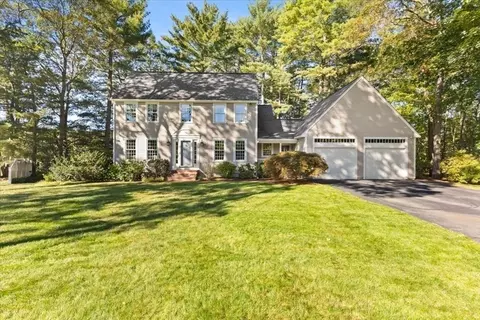 10 Sleepy Hollow Cir, North Attleboro, MA 02760