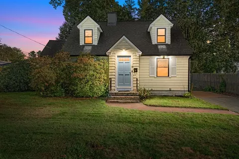 19 Snowling Rd, Uxbridge, MA 01569