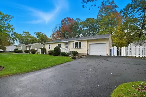 221 Glenoak Dr, Springfield, MA 01129