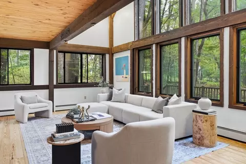 4 Lantern Ln, Bedford, MA 01730