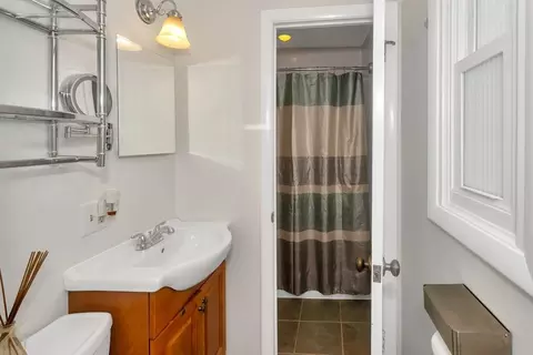 Bath - 32 Lindsay Rd, Springfield, MA 01128 photo 3 of 4