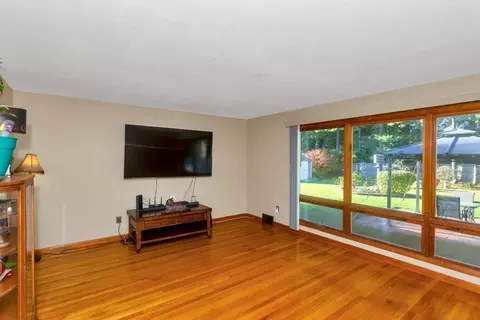 Living - 32 Lindsay Rd, Springfield, MA 01128 photo 3 of 4