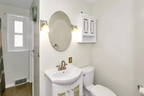 Bath - 32 Lindsay Rd, Springfield, MA 01128 photo 1 of 4