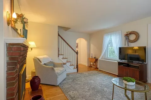 Living - 49 Prudential Rd, Worcester, MA 01606 photo 3 of 4