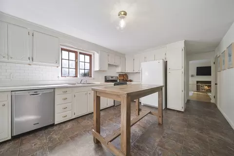 Kitchen - 41 Searle St, Georgetown, MA 01833 photo 2 of 2